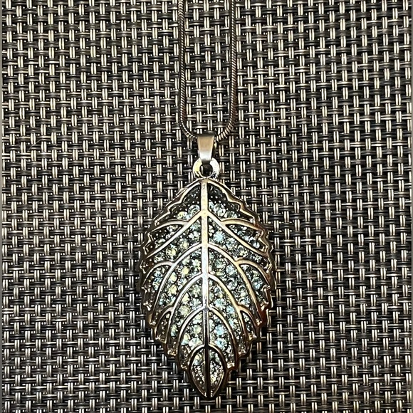 Sparkly Gunmetal Silver-tone Leaf Pendant, Necklace and Earrings Set - Picture 5 of 15